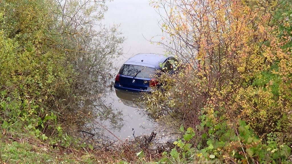 Der BMW landete in einem Angelweiher bei Ranna Foto: Oberpfalz Aktuell