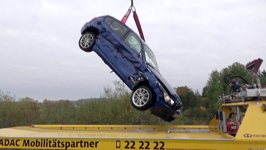 Durch einen Abschleppwagen wurde der BMW aus dem Wasser gefischt Foto: Oberpfalz Aktuell