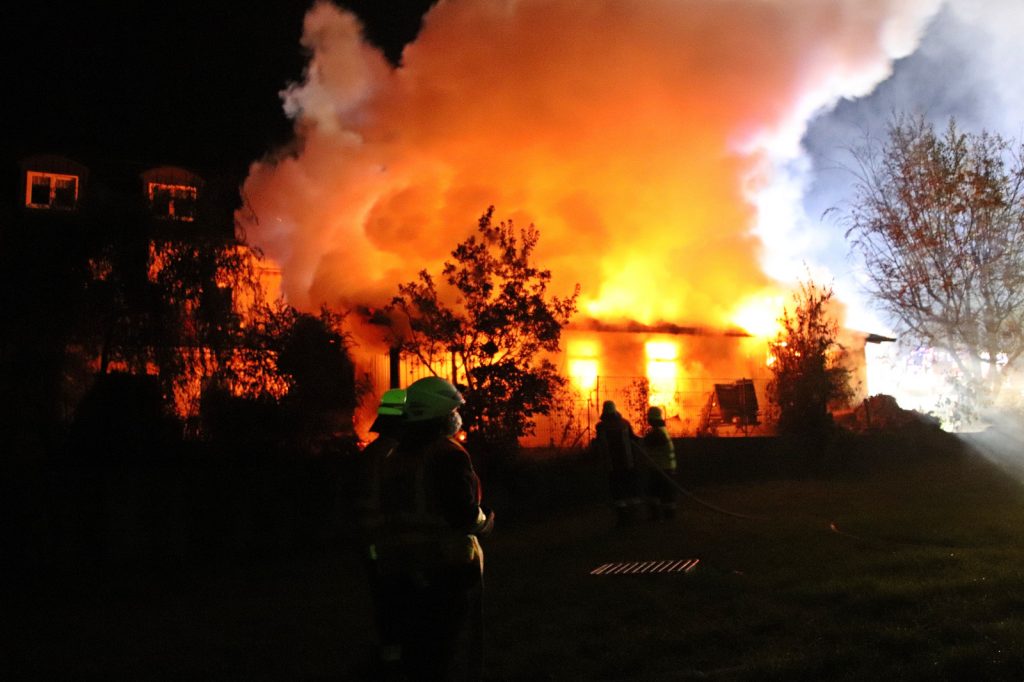 Beim Eintreffen der Feuerwehren stand der Schuppen bereits in Vollbrand Foto: Oberpfalz Aktuell