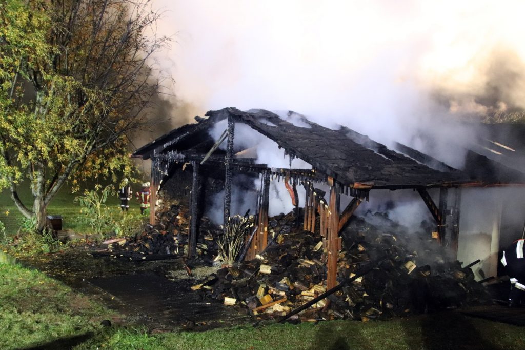 Der Schuppen brannt völlig nieder und war nicht mehr zu retten Foto: Oberpfalz Aktuell