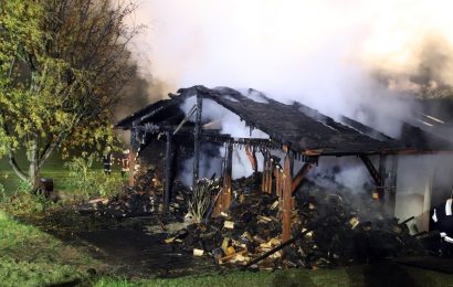 Der Schuppen brannt völlig nieder und war nicht mehr zu retten Foto: Oberpfalz Aktuell