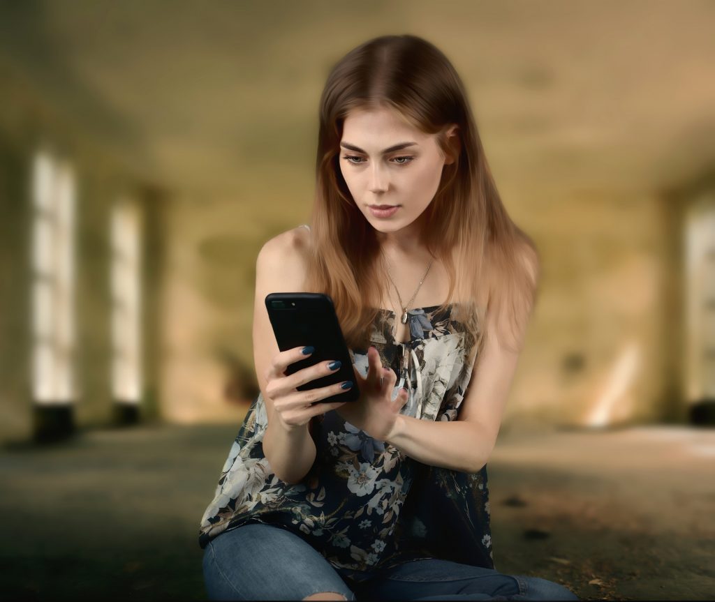 Symbolbild: Junge Frau am Smartphone