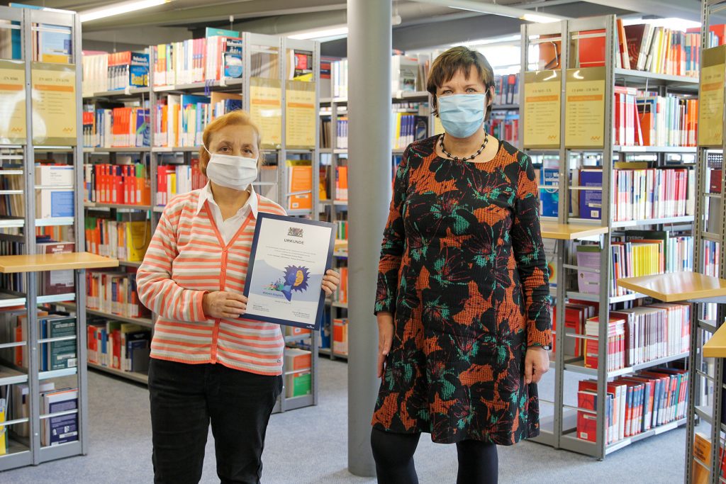 Von links: Monika Patuska, Bibliotheksmitarbeiterin, und Christina Michel, Leiterin der Bibliothek der OTH Amberg-Weiden, mit dem Gütesiegel Foto: Schinner/OTH Amberg-Weiden