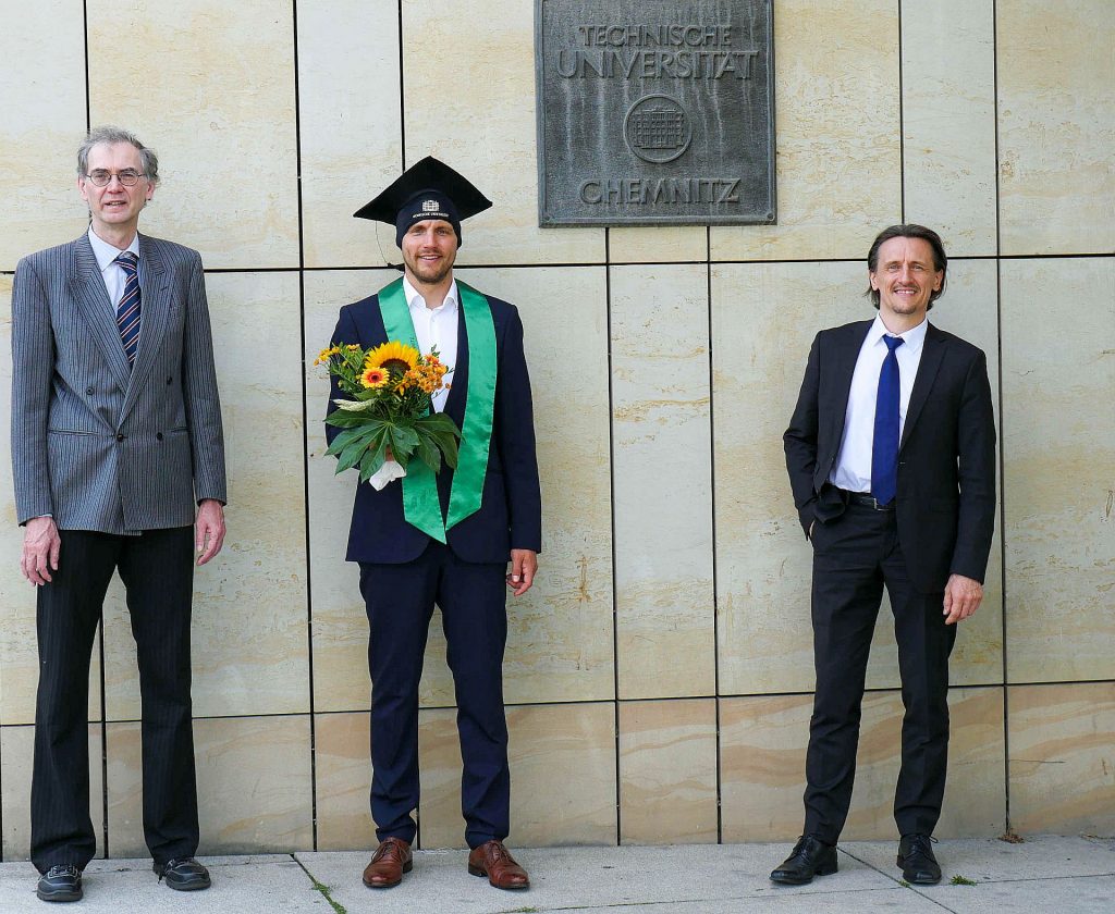 Dr.-Ing. Florian Uhrig (Mitte), Prof. Dr.-Ing. Thomas von Unwerth von der TU Chemnitz (rechts) und Prof. Dr. Peter Kurzweil von der OTH Amberg-Weiden (links) nach Rigorosum, Promotionsvortrag und Disputation an der Technischen Universität Chemnitz. Foto: privat