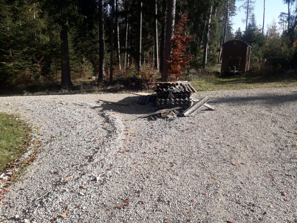 Entsorgter Müll im Hirschwald Foto: Polizei