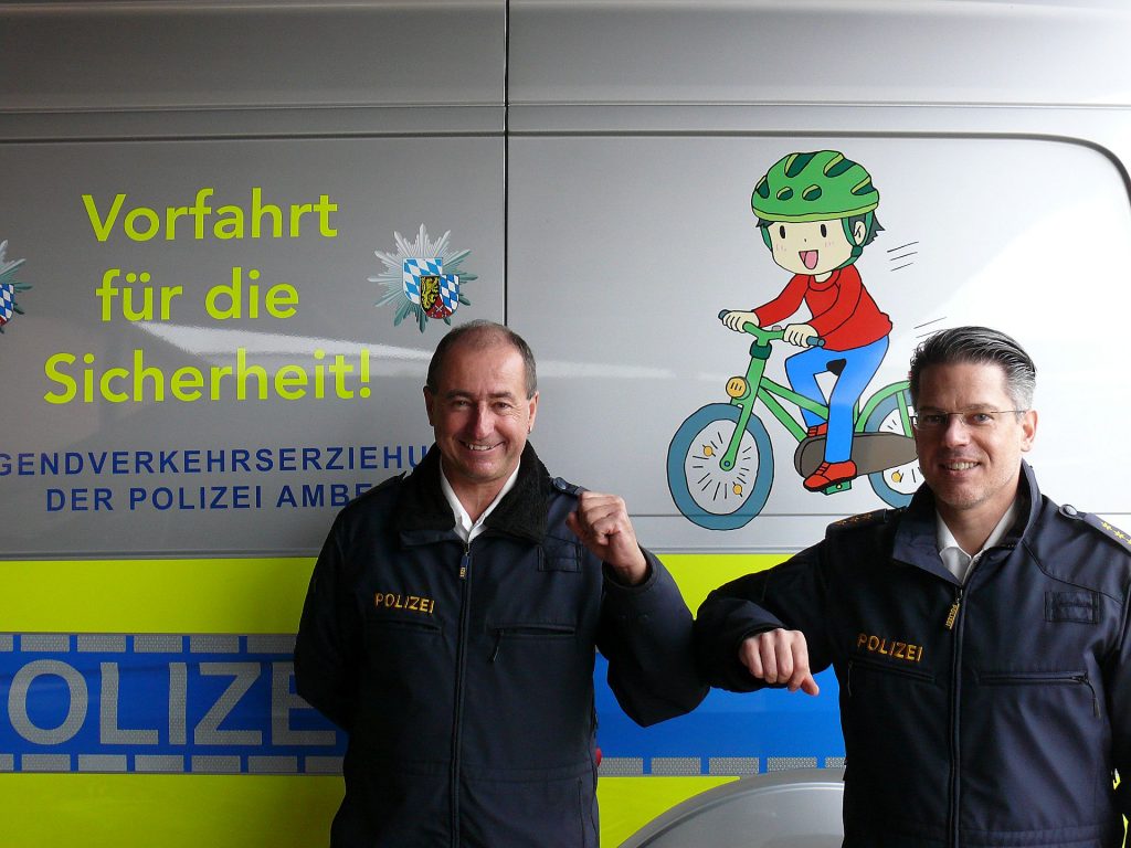 Polizeidirektor Thomas Lachner (re.) gratuliert coronakonform Verkehrserzieher a.D. Horst Strehl (li.) zur Pensionierung Foto: Polizei