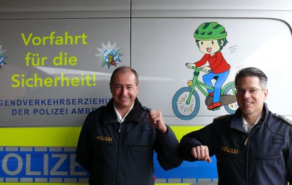 Polizeidirektor Thomas Lachner (re.) gratuliert coronakonform Verkehrserzieher a.D. Horst Strehl (li.) zur Pensionierung Foto: Polizei