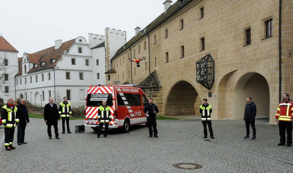 Den Testflug im Hof des Landratsamtes Amberg-Sulzbach meisterte die Drohne mit Bravour! Davon überzeugten sich Kreisbrandrat Fredi Weiß, Bürgermeister Roland Strehl (Kümmersbruck), Landrat Richard Reisinger, KBM Armin Daubenmerkl, KBI Hubert Blödt, Drohnen-Pilot Christopher Richter, Dominik Ernst (Fachkreisbrandmeister Einsatzvorbereitung), Rainer Schmid (Sachbearbeiter Katastrophenschutz am Landratsamt) und Alwin Holzner (v.li.).  Foto: Martina Beierl