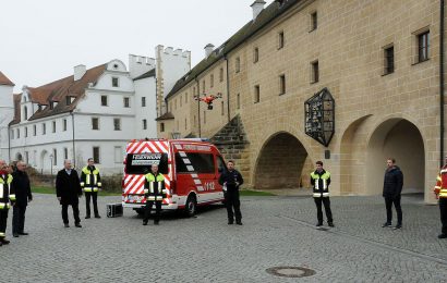 Feuerwehr-Drohne im Einsatz für mehr Sicherheit – Testflug im Hof des Landratsamtes Amberg-Sulzbach