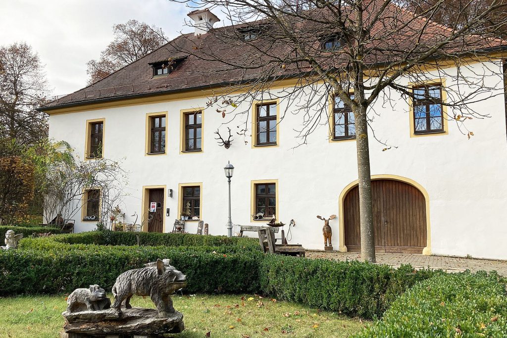 Vor dem städtischen Forsthaus auf dem Mariahilfberg findet der Wild- und Christbaumverkauf statt. Der beliebte forstliche Weihnachtsbasar muss heuer leider ausfallen. Foto: Stadt Amberg, Forstamt