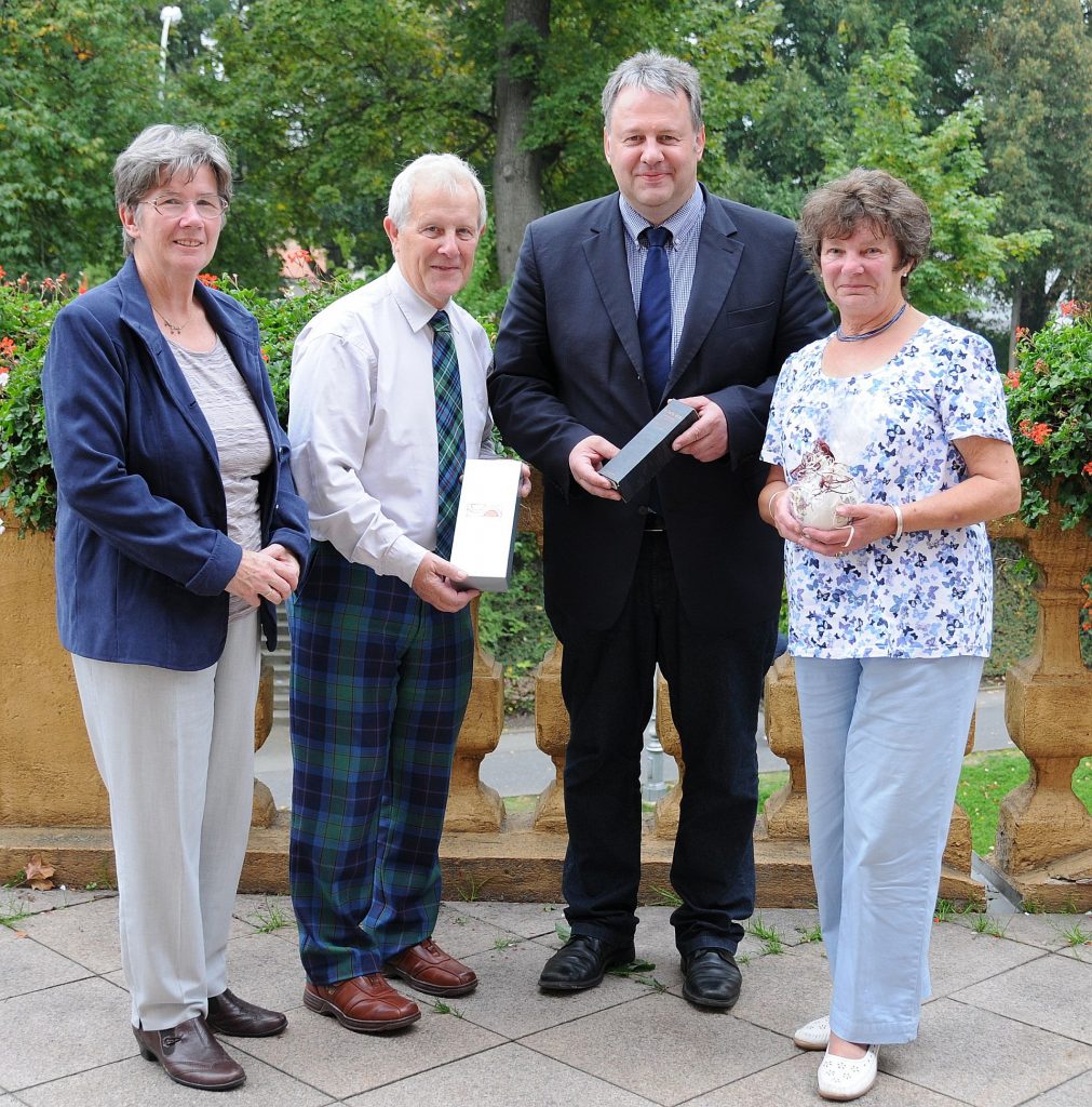 Im September 2013 entstand dieses Foto: Landrat Richard Reisinger empfing George McKenzie und dessen Ehefrau June (ganz rechts) im Landratsamt Amberg-Sulzbach. Begleitet wurde das Ehepaar McKenzie von Marjorie Friedl, einer gebürtigen Schottin, die seit vielen Jahrzehnten im Amberg-Sulzbacher Land lebt und sich über viele Jahre für die deutsch-schottische Freundschaft engagierte. Foto: Christine Hollederer