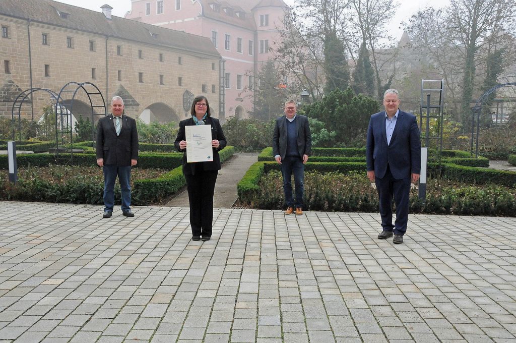 v.li.: Markus Dollacker (1. Vorsitzender Naturpark Hirschwald e.V.), Isabel Lautenschlager (Geschäftsführerin Naturpark Hirschwald), Oberbürgermeister Michael Cerny und Landrat Richard Reisinger. Foto: Christine Hollederer, Landratsamt Amberg-Sulzbach