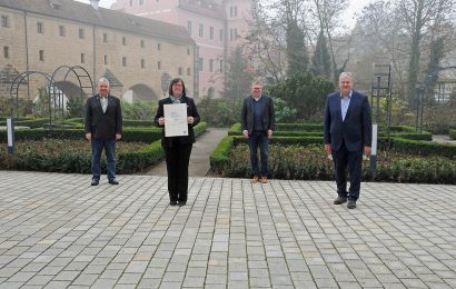 v.li.: Markus Dollacker (1. Vorsitzender Naturpark Hirschwald e.V.), Isabel Lautenschlager (Geschäftsführerin Naturpark Hirschwald), Oberbürgermeister Michael Cerny und Landrat Richard Reisinger. Foto: Christine Hollederer, Landratsamt Amberg-Sulzbach