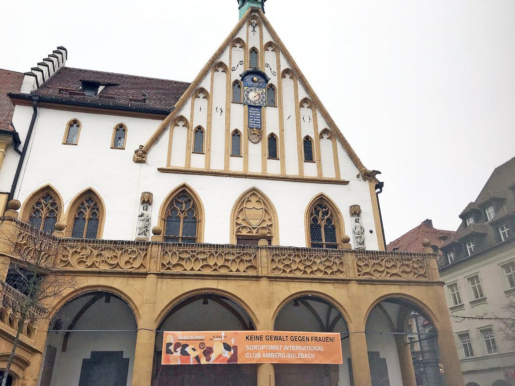 Am Amberger Rathaus wurde das Banner der Orange Days befestigt Quelle: Stadt Amberg