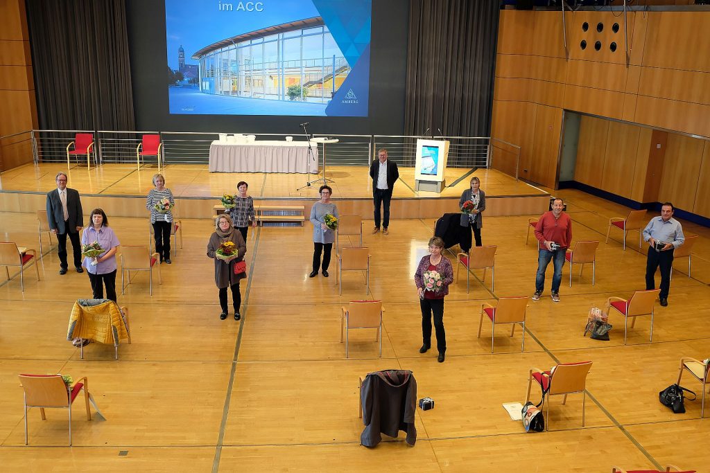 v.l.n.r.: Günter Götz, Brigitte Weber, Sonja Graf, Judith von Rauchbauer, Dorothea Keck-Gleißner, Evi Donhauser, Oberbürgermeister Michael Cerny, Annelore Amann, Hannelore Burkhardt, Anton Reil und Bernhard Albersdörfer