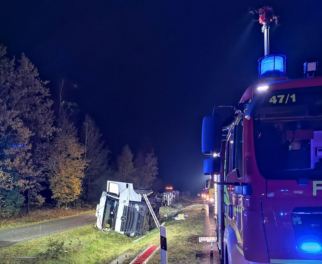 Der LKW wurde angeblich von einem anderen LKW abgedrängt Foto: Polizei