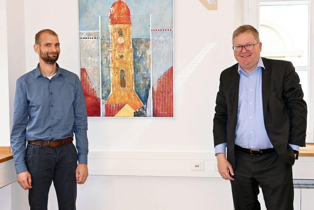 Oberbürgermeister Michael Cerny (rechts) heißt Christian Braun in seinem neuen Amt als Personalratsvorsitzender der Stadt Amberg willkommen. Foto: Susanne Schwab, Stadt Amberg
