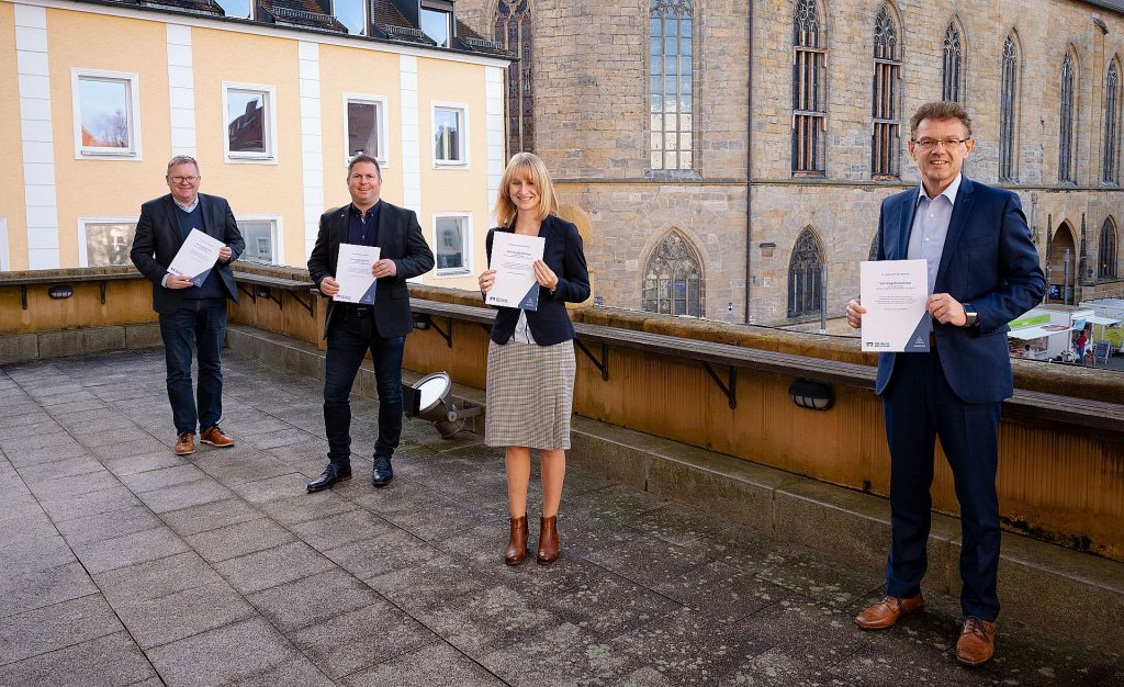 Bei der Vorstellung der neuen Vorsorgebroschüre (v.l.n.r.): Oberbürgermeister Michael Cerny, der Marketingleiter der Volksbank-Raiffeisenbank Tom Retzer, Sabrina Liermann von der Seniorenstelle der Stadt Amberg und Bankvorstand Andreas Reindl. Foto: Simon Wiesner, Stadt Amberg