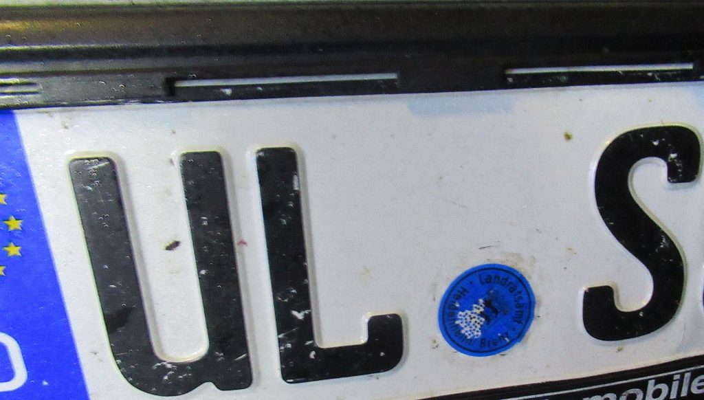 Am Golf war ein falsches Kennzeichen mit "gebrauchter" Plakette montiert Foto: Polizei