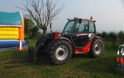 Geladener Heuballen kann Schaden an Pkw nicht eindämmen