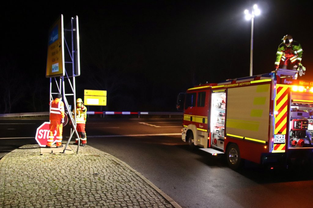 Auch die Hinweistafel musste nach dem Unfall ausgetauscht werden Foto: Oberpfalz Aktuell