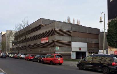 Spektakulärer Verkehrsunfall im Parkdeck am Chamer Floßhafen