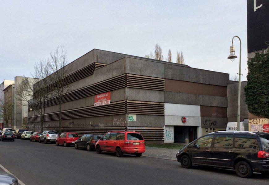 Spektakulärer Verkehrsunfall im Parkdeck am Chamer Floßhafen