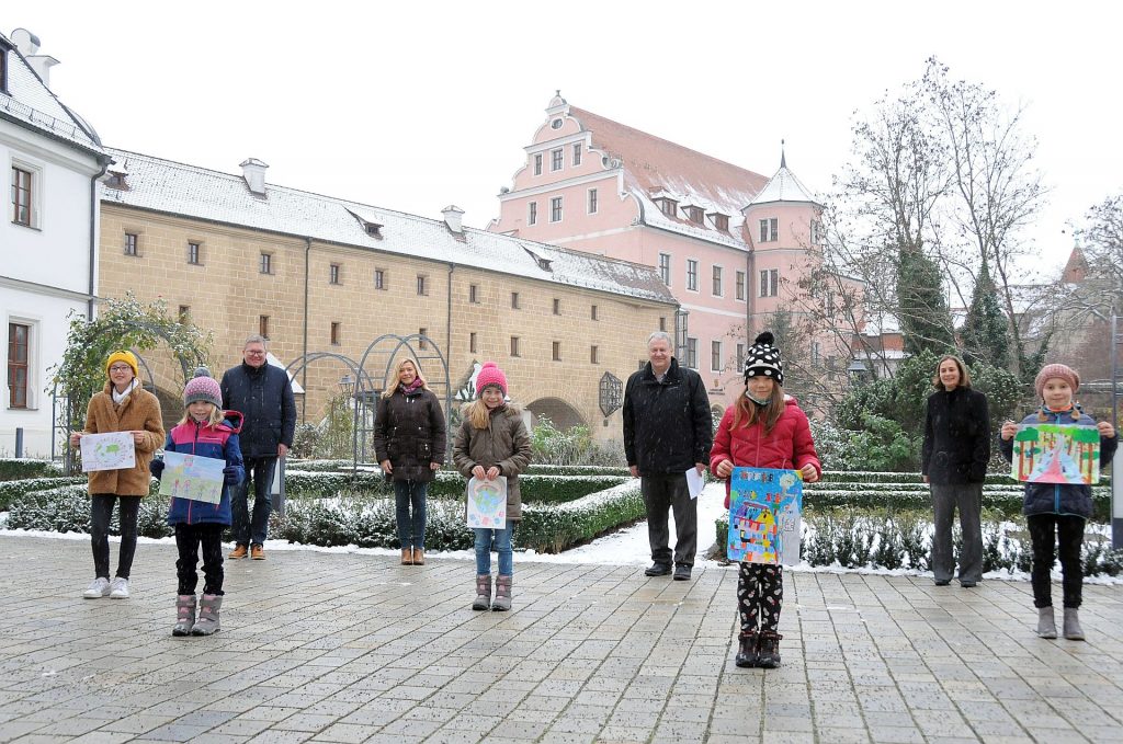 Sie freuen sich wie die Schneekönige! Für ihre tollen bunten Bilder erhielten 5 junge Künstlerinnen aus Amberg und Ursensollen viel Lob und kleine Präsente. Von links: Celine Schanderl, Amelie Frischmann, OB Michael Cerny, Nicole Graf, Paula Frischmann, Landrat Richard Reisinger, Victoria Hartl, Heike von Eyb und Mathilda Hahn. Foto: Martina Beierl