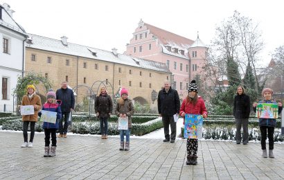 60 Einsendungen für „1000 Schulen für unsere Welt“ – Landrat Richard Reisinger und OB Michael Cerny überreichen Geschenke