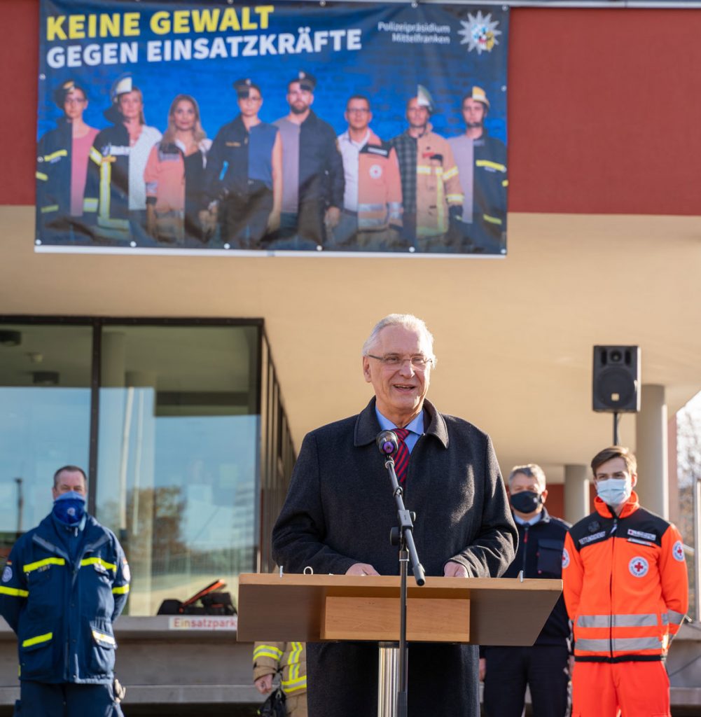 Mehr Respekt und weniger Gewalt gegen Einsatzkräfte – das sind die Hauptziele der von Innenminister Joachim Herrmann und Polizeipräsident Roman Fertinger gestarteten Kampagne der mittelfränkischen Polizei. "Wir müssen bestmöglich diejenigen schützen, die sich tagtäglich für unsere Sicherheit einsetzen Bildquelle: Bayerisches Innenministerium