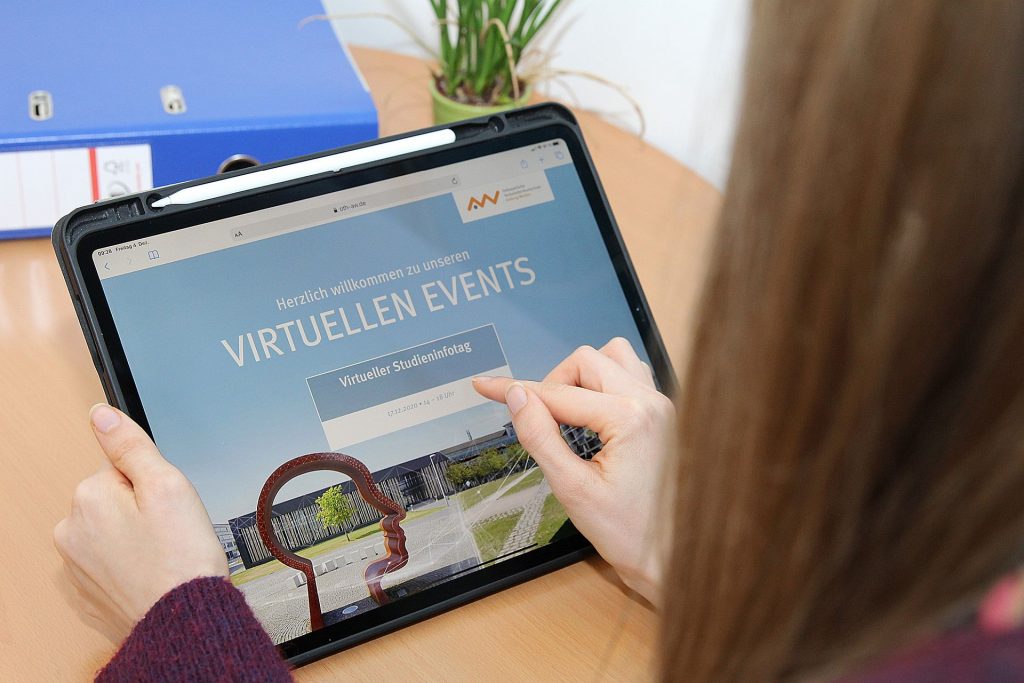 Infos zu Studiengängen und der OTH Amberg-Weiden, Schnuppervorlesungen, Einblicke in die Labore und vieles mehr – bequem vom Smartphone, Tablet oder Desktop den virtuellen Studieninfotag besuchen Foto: Wiesel/OTH Amberg-Weiden