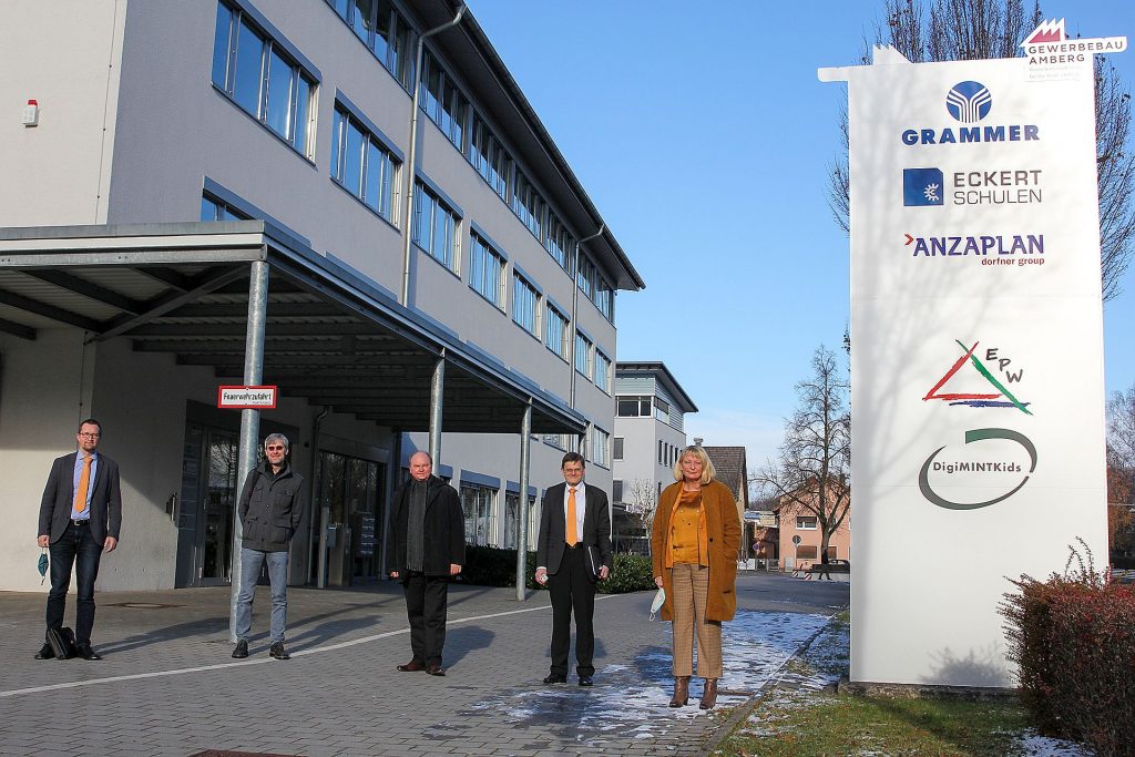 Auch wenn das Hochschullogo vor dem ehemaligen Grammer-Gebäude noch fehlt, die Planungen sind abgeschlossen. Von links: Prof. Dr.-Ing. Ulrich Schäfer und Prof. Wolfgang Schindler, Dekan und Prodekan der Fakultät Elektrotechnik, Medien und Informatik, Prof. Dr. Wolfgang Weber, Leiter Grundsatzangelegenheiten und Hochschulentwicklung, Vizepräsident Prof. Dr.-Ing. Alfred Höß und Präsidentin Prof. Dr. Andrea Klug Foto: Wiesel/OTH Amberg-Weiden