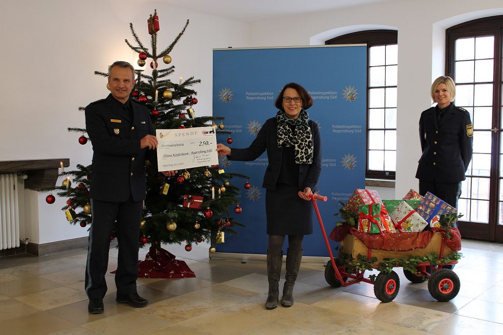 Ein Bollerwagen mit Geschenken für die Aktion Kinderbaum Foto: Reitmeier, PI Regensburg Süd