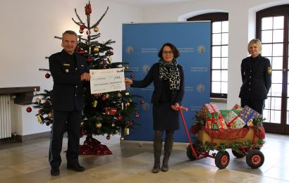Polizeiinspektion Regensburg Süd übergibt Oberbürgermeisterin Geschenke für die Aktion Kinderbaum