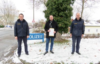 Belobigung eines Bürgers durch die Polizei Neumarkt