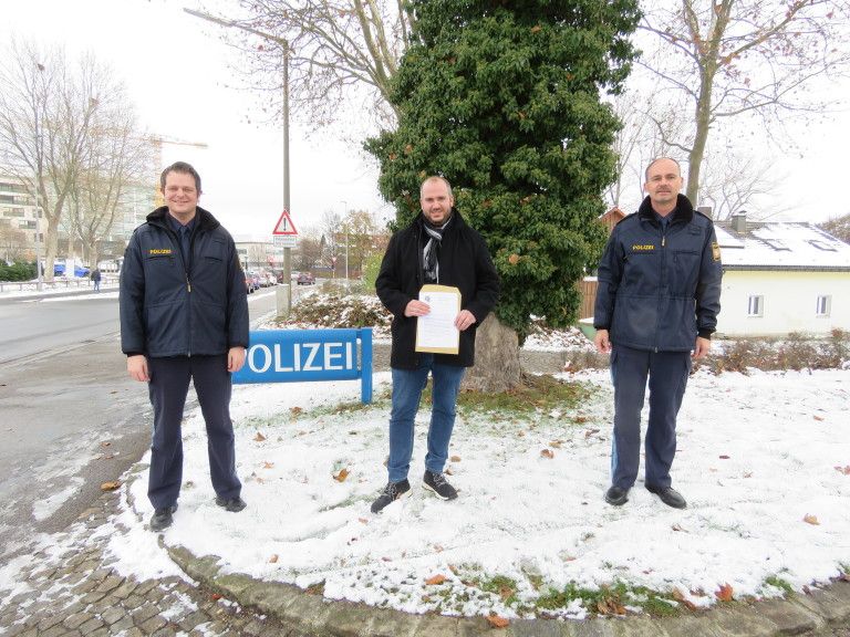 Die Neumarkter Polizei bedankte sich bei Herrn Grings (mitte) für sein couragiertes Handeln Foto: Polizei