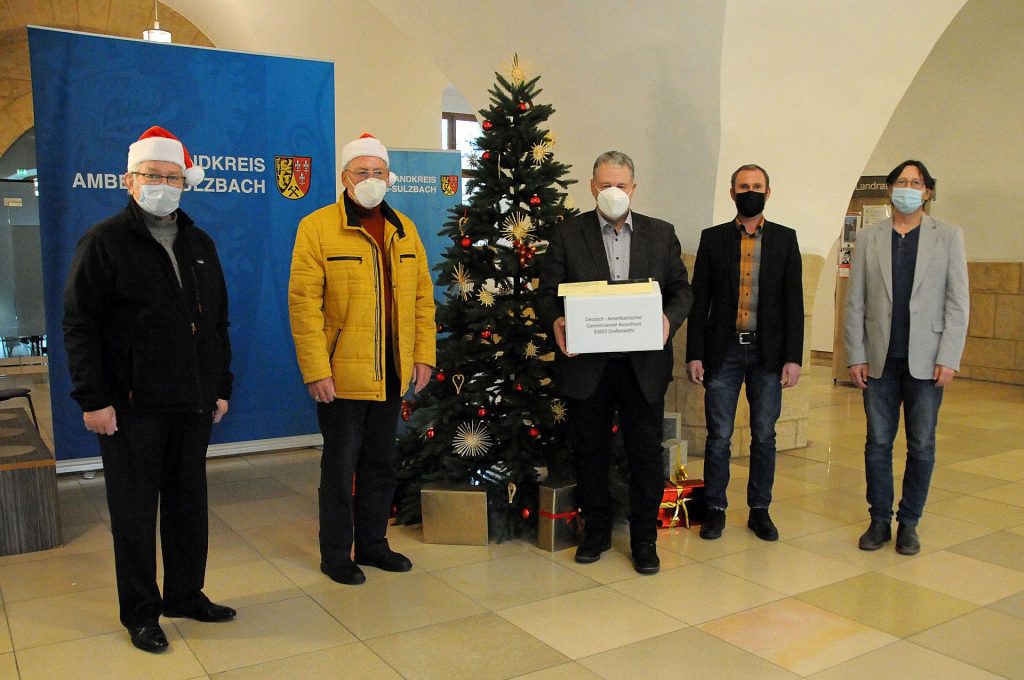 James P. Federline und Helmuth Wächter vom DAGA überreichten eines der insgesamt 50 Päckchen an Landrat Richard Reisinger, Georg Jobst und Dr. Norbert Vogl vom Landratsamt Amberg-Sulzbach (v.li.) Foto: Christine Hollederer