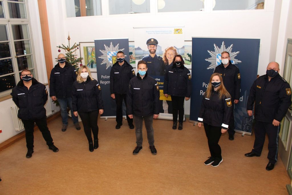 Die neuen Sicherheitswachtmitarbeiter mit der Dienststellenleitung der Polizeiinspektion Regensburg Nord Foto: Polizei
