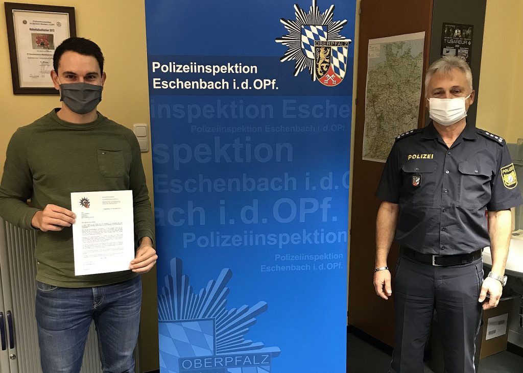 Der Dienststellenleiter der Polizei Eschenbach, Werner Stopfer (re.) freute sich das beispielhafte Verhalten von Fabian Weissel (li.) mit einem Dankschreiben des Polizeipräsidenten und einer Belohnung würdigen zu dürfen Foto: Polizei