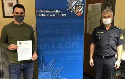 Polizei belohnt die Bemühungen eines Unfallzeugen in Eschenbach