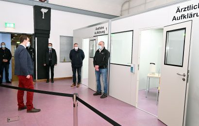 BRK-Kreisgeschäftsführer Sebastian Schaller (links im Vordergrund) mit Oberbürgermeister Michael Cerny (2.v.r.) und Rechtsreferent Dr. Bernhard Mitko (3.v.r.) sowie Kollegen beim Rundgang durch das fast fertig Impfzenrum im Jugendzentrum Klärwerk. Foto: Susanne Schwab, Stadt Amberg