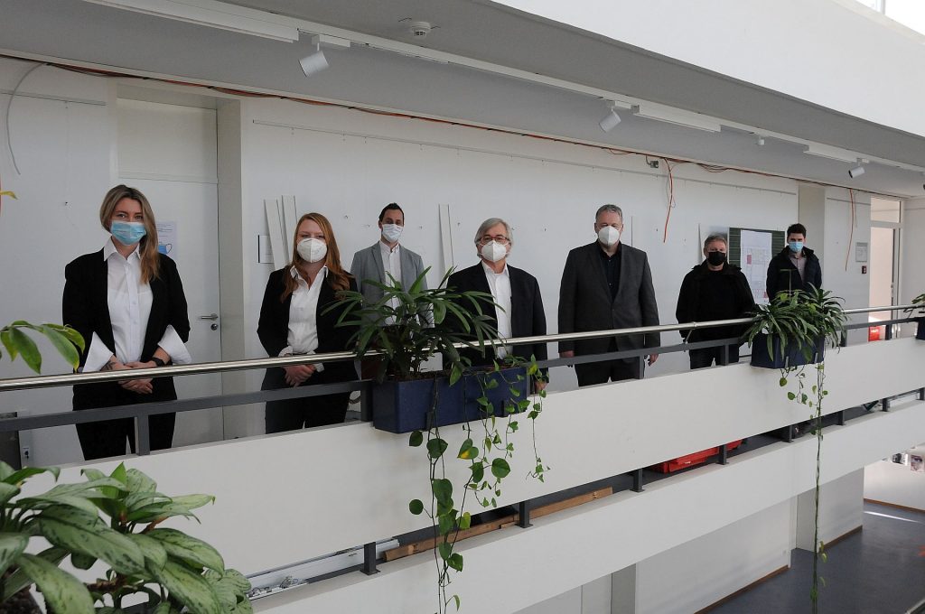 Mit vereinten Kräften entsteht das Impfzentrum in Sulzbach-Rosenberg. Das BRK mit Joanna Sladki (stellv. Leiterin), Eileen Hauenstein (Leiterin) und Geschäftsführer Sebastian Schaller wird das Zentrum betreiben. Dr. Mike Scherer steht zudem als ärztlicher Leiter zur Verfügung. Landrat Richard Reisinger dankte ihnen aber auch seinem Gebäudemanagement in Person von Leiter Hubert Saradeth und Dominik Ernst (v.li.) für ihren Einsatz. Foto: Christine Hollederer