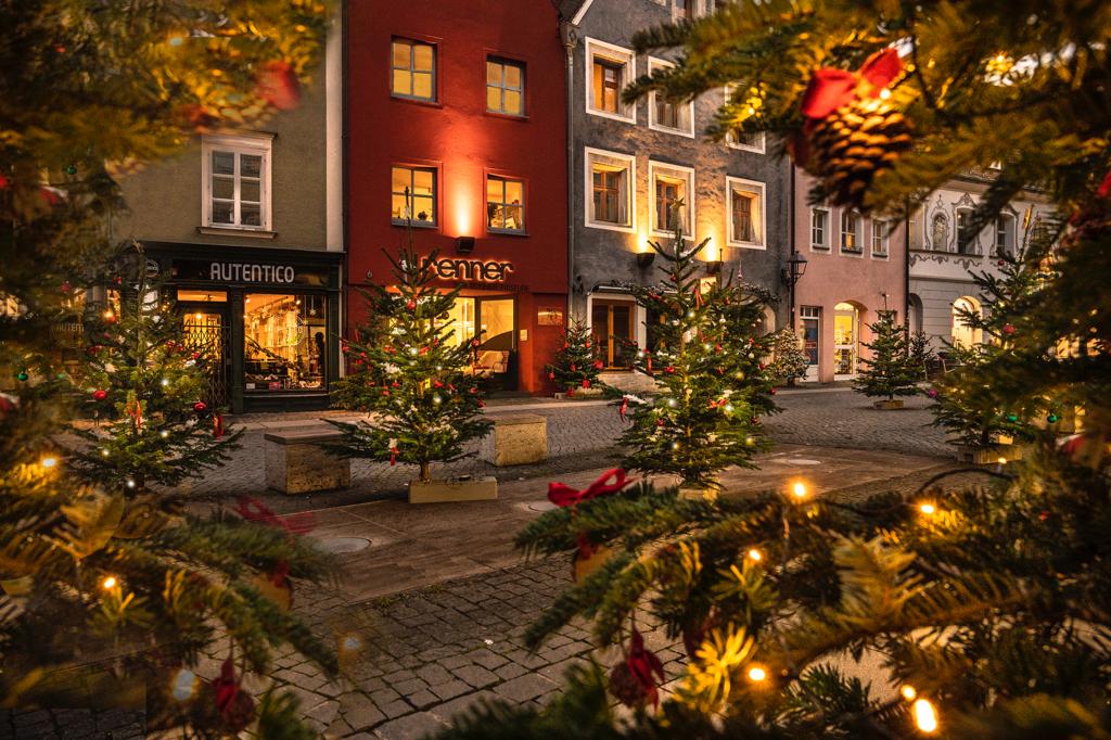 Der von vielen Baumpaten geschmückte Rossmarkt begeistert große und kleine Besucher Foto: Michael Sommer Fotografie