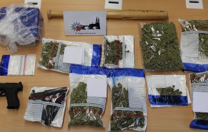 Waffen und Betäubungsmittel bei Wohnungsdurchsuchung in Regensburg gefunden.