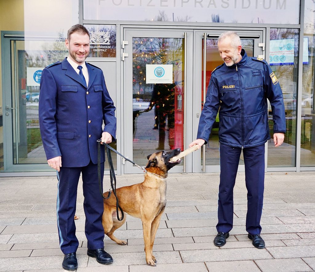 Polizeivizepräsident Schöniger übergibt Knochen Foto: Polizeipräsidium Oberpfalz