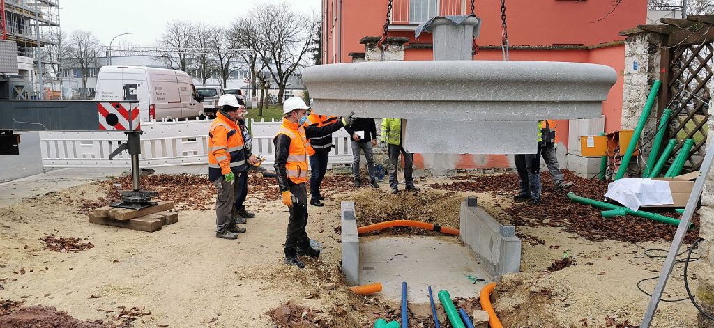 Der Seelöwenbrunnen in der Gerresheimer Straße bekommt zwei neue Brunnenbecken, die nach den ursprünglichen Entwürfen des Künstlers Harry Christlieb aus dem Jahre 1953 neu in Beton gegossen wurden. Foto © Stadt Amberg, Thomas Blank