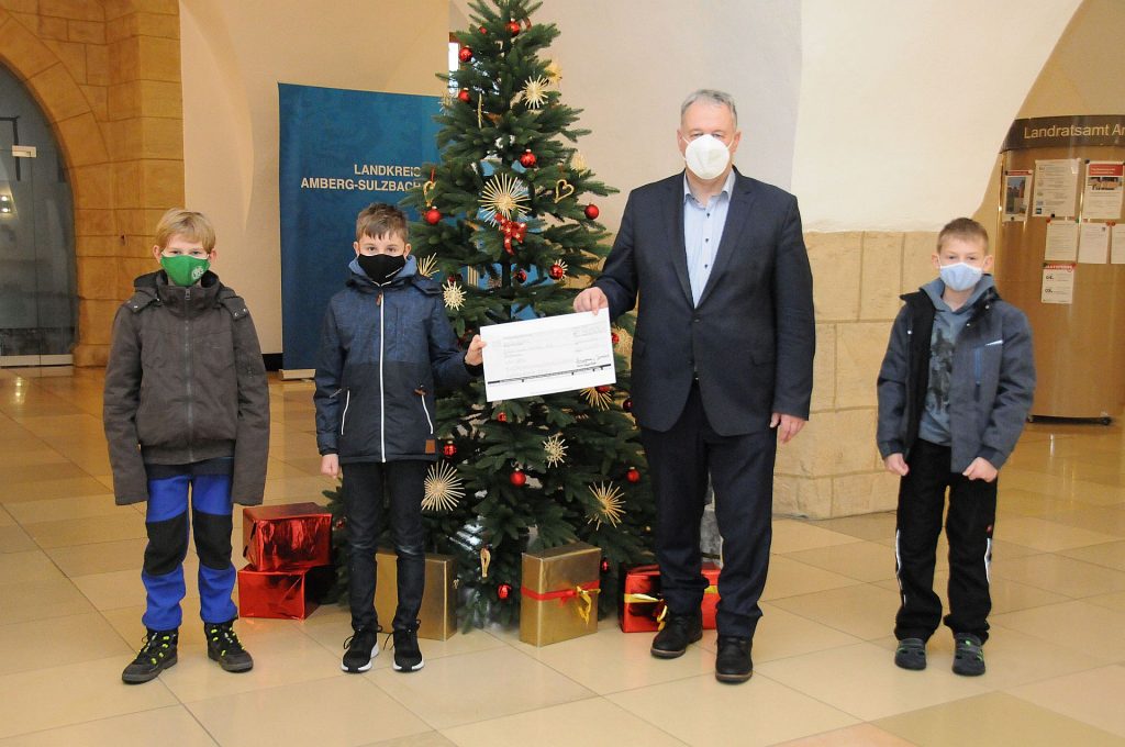 Landrat Richard Reisinger bedankte sich bei Jonas (9 Jahre), Benjamin (10) und Konstantin (9, v.li) für deren großzügige Spende für sozial schwächere Menschen im Landkreis Amberg-Sulzbach. Foto: Christine Hollederer