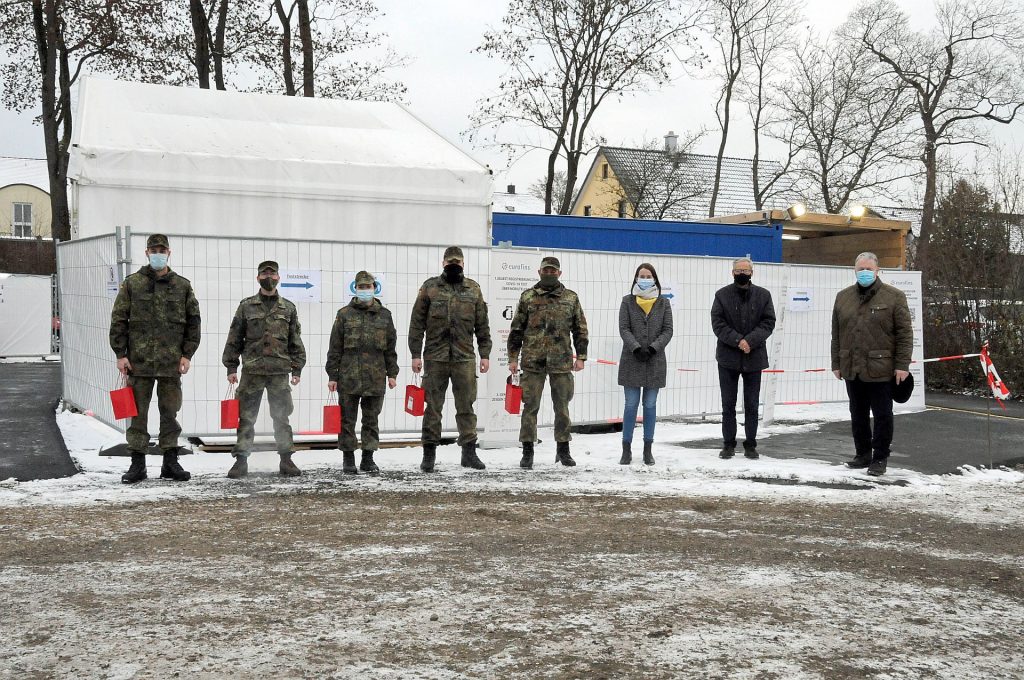 Für die Bundeswehrsoldaten (v.li. Hauptgefreiter Ammon, Stabsgefreiter Barkowski, Stabsunteroffizier Knyazev, Stabsunteroffizier Arens, Oberfeldwebel Schinor) gab es schon vor Weihnachten kleine Leckereien als Geschenke. Landrat Richard Reisinger (1.v.re.) bedankte sich bei ihnen für ihren wertvollen Einsatz im Testzentrum. Auch Landratsamt-Mitarbeiterin Sophie Ibler und Gesundheitsamtleiter Dr. Roland Brey (3. u. 2.v.re.) waren voll des Lobes für die Soldaten. Foto: Christine Hollederer