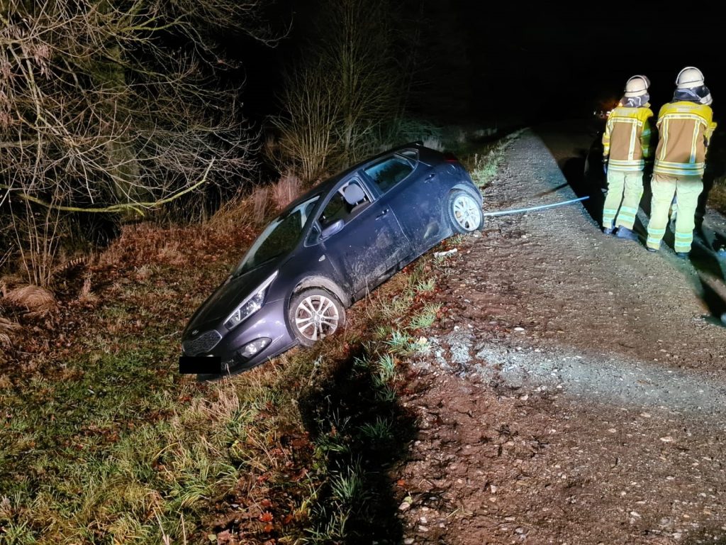 Der PKW drohte, in Richtung Naab abzugleiten Foto: Polizei