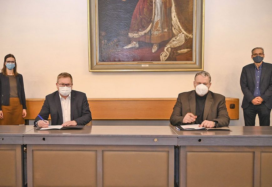 Stadt und Land künftig gemeinsam die Gesundheitsregion plus – Oberbürgermeister Cerny und Landrat Reisinger unterzeichnen Kooperationsvertrag